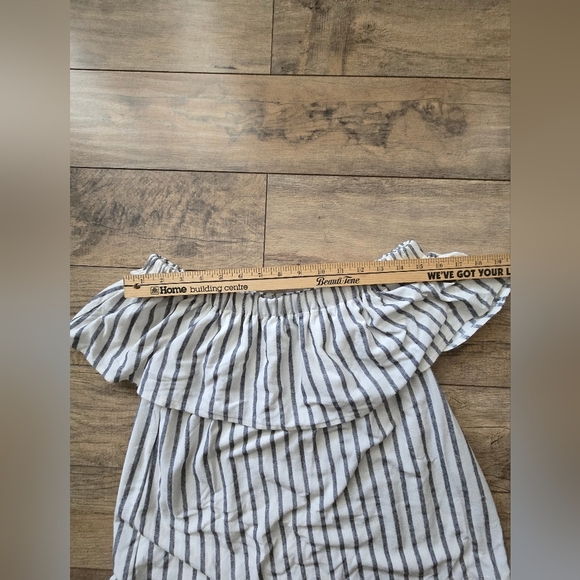 Banana Republic Striped Grey And White Small Top. Great Summer Top. - Picture 3 of 8